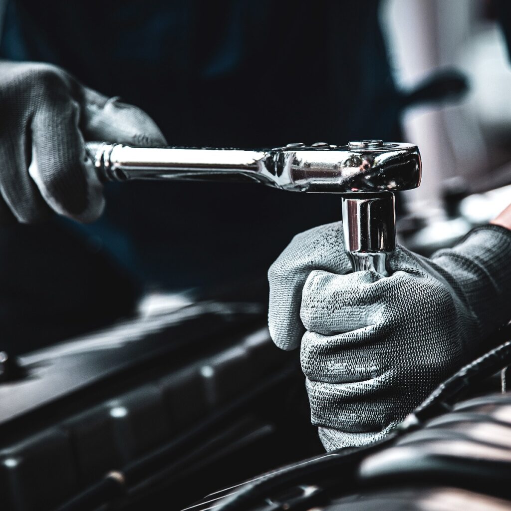 Autopflege, Wartung und Instandhaltung, Close-up hand technician aut